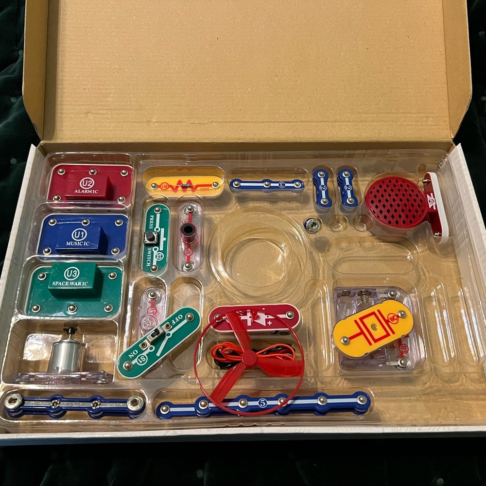 Snap Circuits Jr. Electronics Kit - Multi-Color - Picture 5 of 9